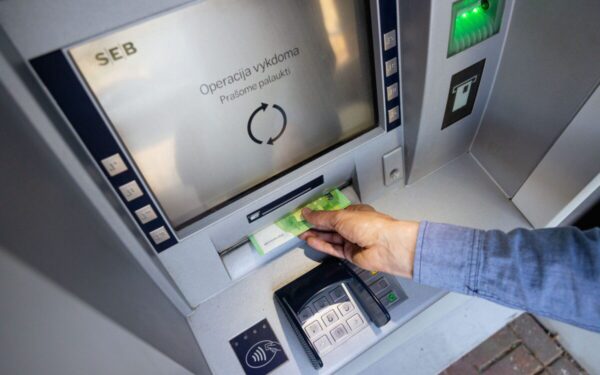 Kritinė klaida prie bankomato: siunčiamas didelės svarbos įspėjimas, štai ką būtina žinoti visiems