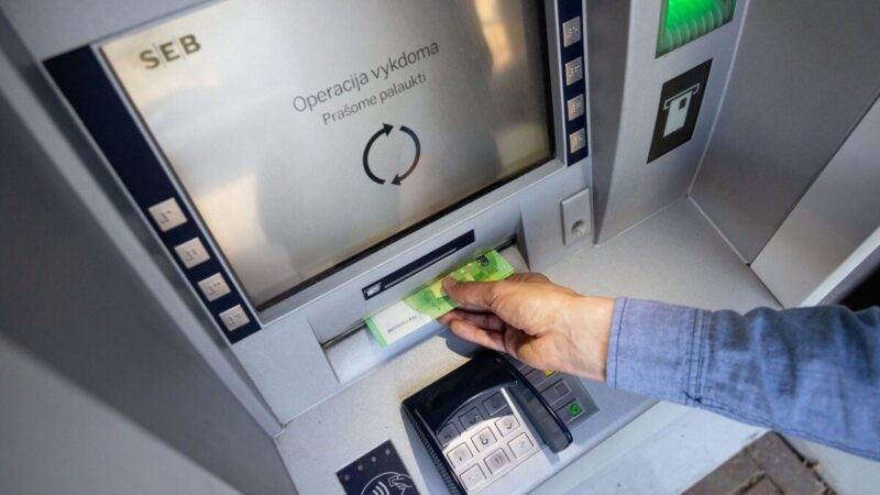 Kritinė klaida prie bankomato: siunčiamas didelės svarbos įspėjimas, štai ką būtina žinoti visiems