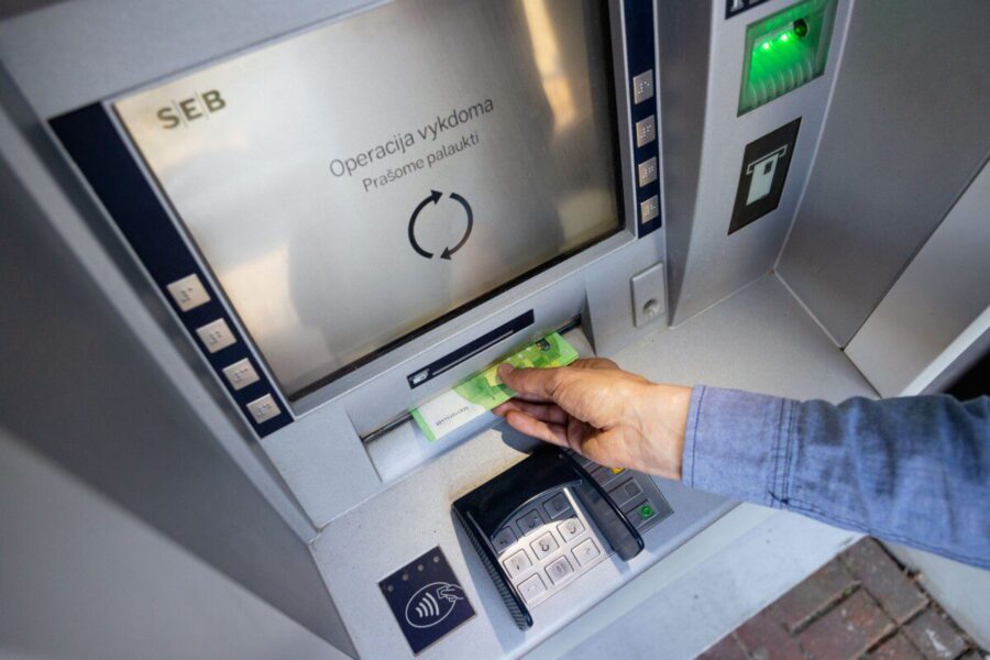 Kritinė klaida prie bankomato: siunčiamas didelės svarbos įspėjimas, štai ką būtina žinoti visiems