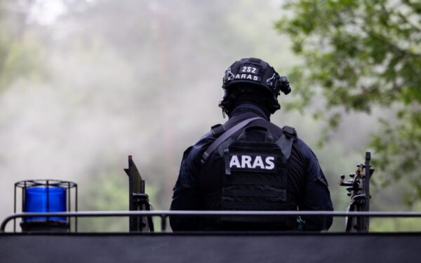 Alytaus rajone pasitelktas „Aras“: vyras apgadino gyvenamąjį namą, grasino į ginklą panašiu daiktu