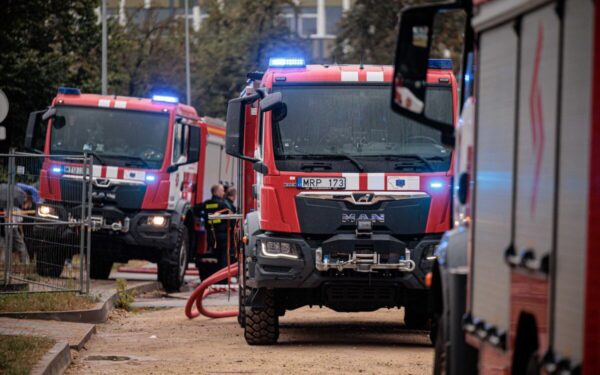 Gaisras Kauno rajone: liepsnose paskendo butas, evakuota 20 žmonių, vyras rastas be sąmonės