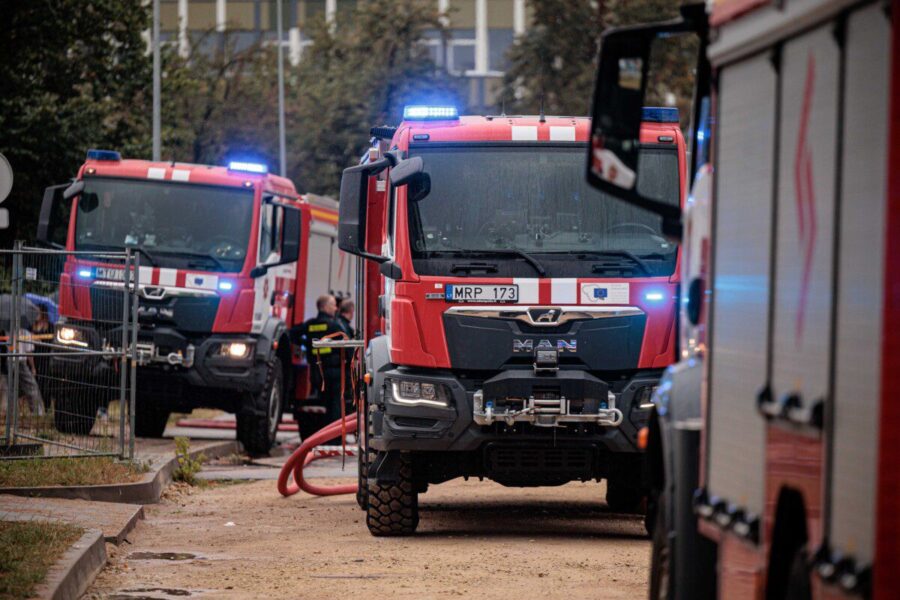 Gaisras Kauno rajone: liepsnose paskendo butas, evakuota 20 žmonių, vyras rastas be sąmonės