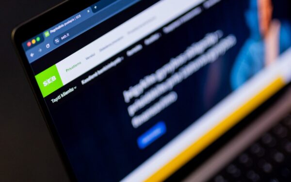 Moteris liko nustebinta banko prašymo: nebrangus pirkinys nulėmė banko įtarimus