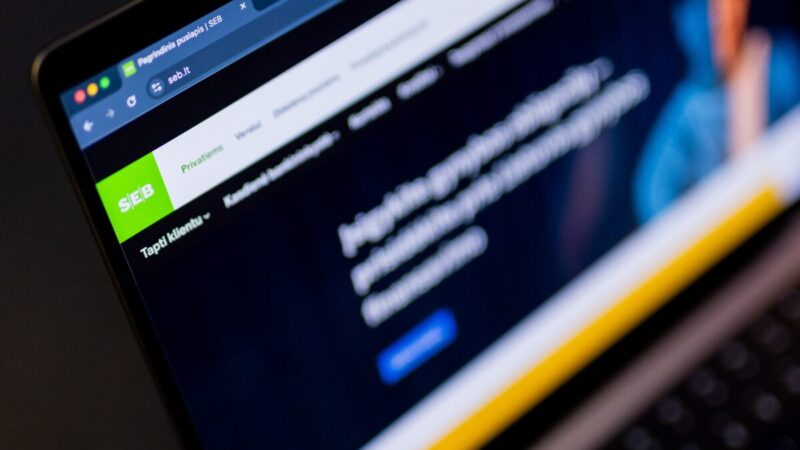 Reaguoti privalo visi SEB klientai: banko paslaugos bus ribojamos, ką privalo žinoti klientai?