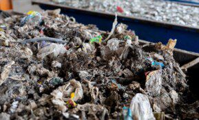 Vilniaus regiono mišrių atliekų rūšiavimo gamyklos naujos stiklo atrinkimo linijos pristatymas. ELTA / Žygimantas Gedvila