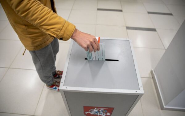 Diskusija dėl balsavimo teisių: ar Rusijos ir Baltarusijos piliečiams reikėtų ribojimų?