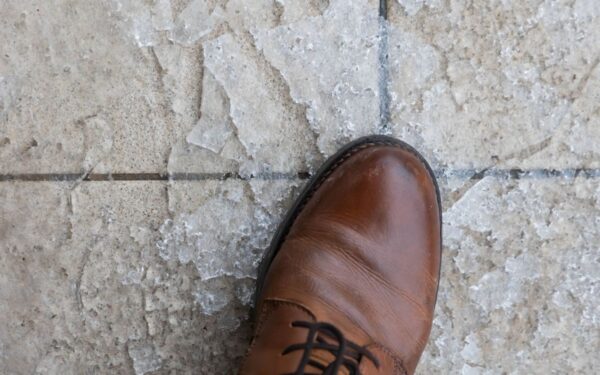 Snygis ir ledas paralyžiuoja kaimynus: šimtai incidentų, atšauktos pamokos