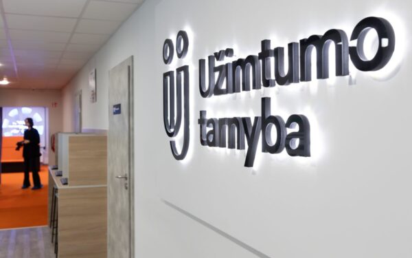 Darbo rinkoje tvyro įtampa: ar galite būti kitas? Įspėjimai apie atleidimus jau pasiekė darbuotojus