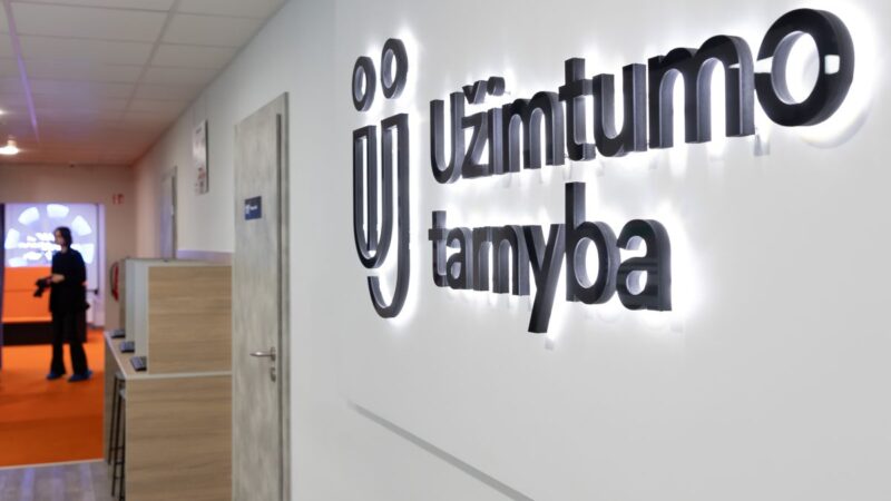 Darbo rinkoje tvyro įtampa: ar galite būti kitas? Įspėjimai apie atleidimus jau pasiekė darbuotojus