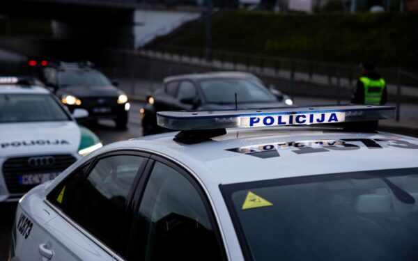 Alytaus rajone pasitelktas „Aras“: vyras apgadino gyvenamąjį namą, grasino į ginklą panašiu daiktu