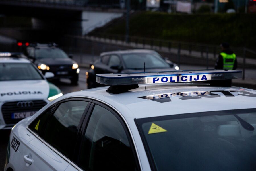 Alytaus rajone pasitelktas „Aras“: vyras apgadino gyvenamąjį namą, grasino į ginklą panašiu daiktu