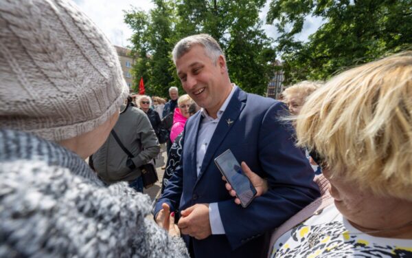 Etikos sargų išvados: Kairį rinkėjų papirkinėjimu apkaltinęs Ąžuolas pažeidė politikų elgesio kodeksą