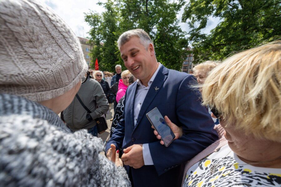 Etikos sargų išvados: Kairį rinkėjų papirkinėjimu apkaltinęs Ąžuolas pažeidė politikų elgesio kodeksą