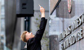 Ant Vilniaus savivaldybės pastato atidengta Vilniaus globėjo „Šv. Kristoforo“ mozaika. ELTA / Žygimantas Gedvila