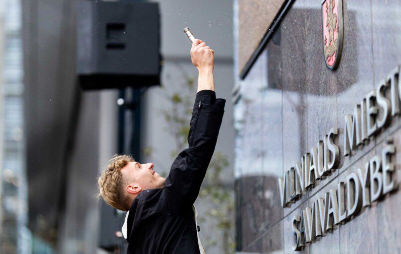 Ant Vilniaus savivaldybės pastato atidengta Vilniaus globėjo „Šv. Kristoforo“ mozaika. ELTA / Žygimantas Gedvila