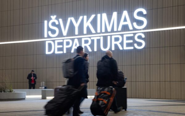 Keliaujantys turėtų apsišarvoti kantrybe: šalies oro uostuose fiksuojami išvykstančių skrydžių vėlavimai