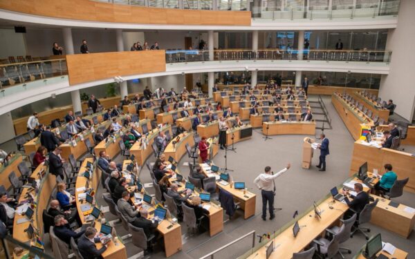 Ar didės išlaidos? Parlamentarų komandoje siūloma įsteigti teisinio patarėjo pareigybę