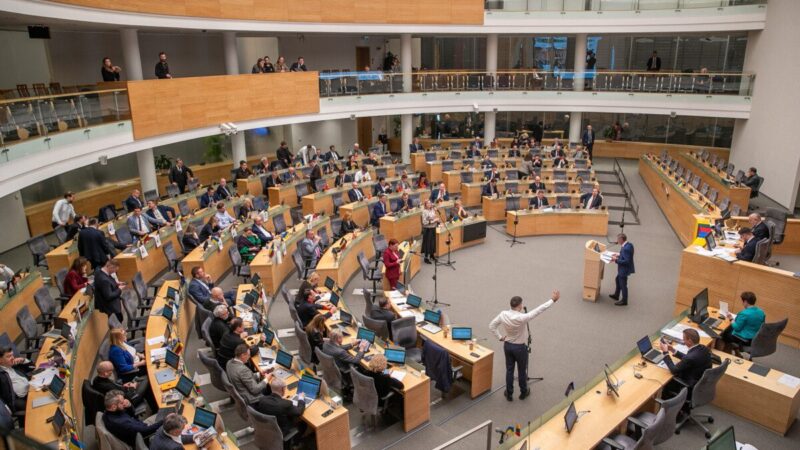 Ar didės išlaidos? Parlamentarų komandoje siūloma įsteigti teisinio patarėjo pareigybę