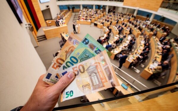 Lietuvoje nebeliks grynųjų pinigų: šis įprotis atskleidžia, kaip stipriai pasikeitė lietuviai