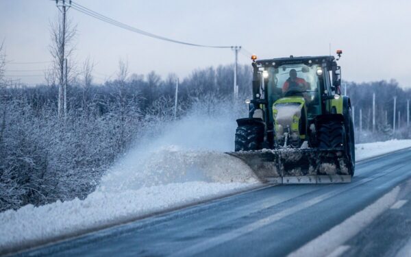 Kelininkai įspėja vairuotojus: keliai ir toliau barstomi, bet vairuotojai raginami neskubėti