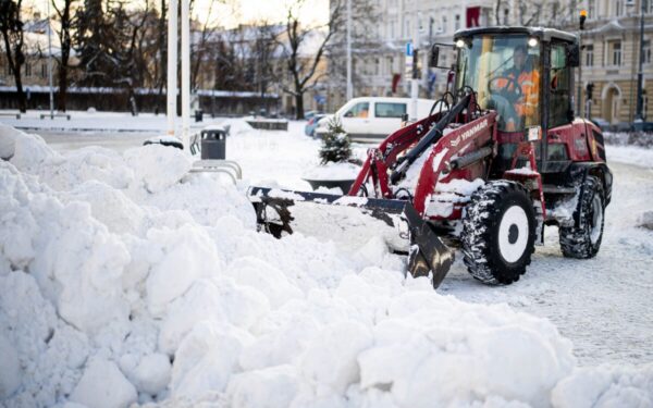 Lietuvą ir toliau sukaustęs sniegas: kelininkai įspėja visus vairuotojus, technika dirba be sustojimo