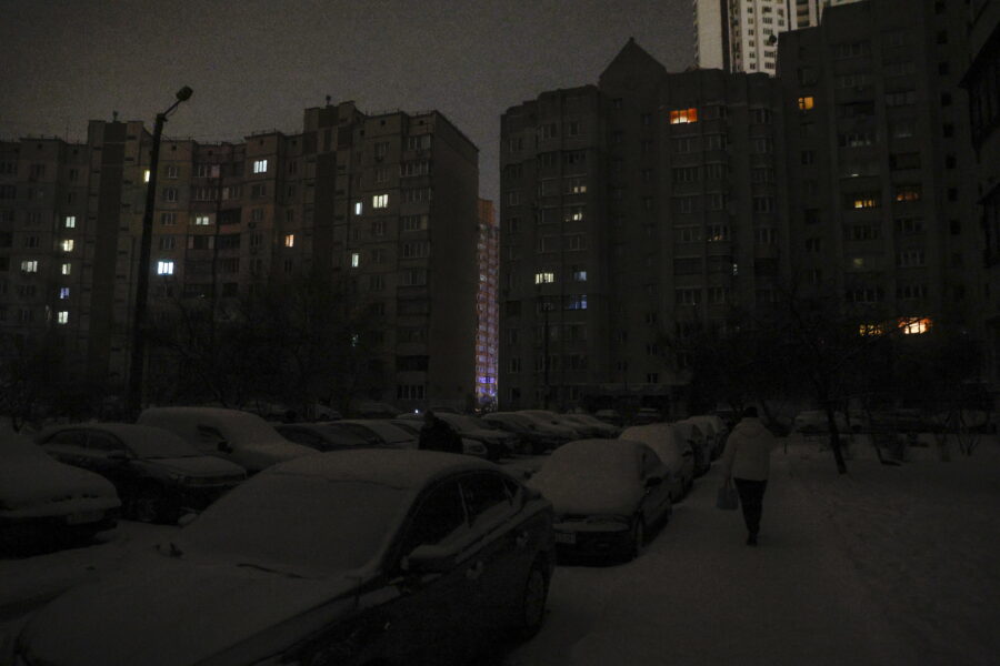 Ukrainoje dėl Rusijos antskrydžių fiksuoti nauji elektros tiekimo sutrikimai. EPA-ELTA nuotr.