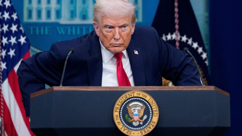 Trumpas paskelbė apie muitus Pietų Korėjai: brangs automobiliai, vaistai ir smulki elektronika