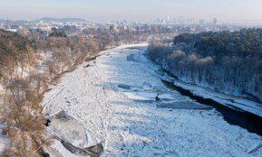 Užšalusi Neries upė Vilniuje. ELTA / Žygimantas Gedvila nuotr.