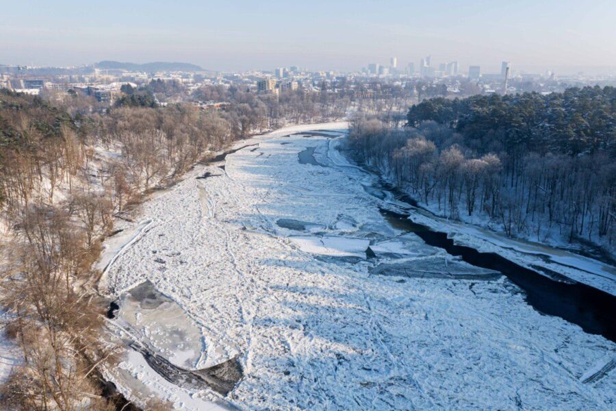 Užšalusi Neries upė Vilniuje. ELTA / Žygimantas Gedvila nuotr.