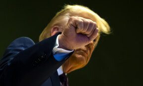 Trumpas vėl nufotografuotas su mėlyne ant rankos. EPA-ELTA nuotr.