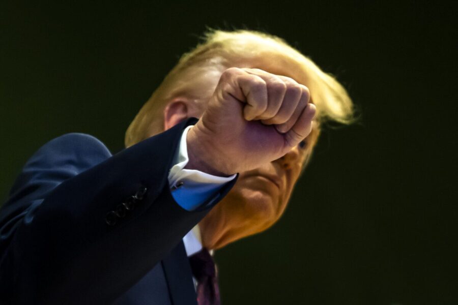 Trumpas vėl nufotografuotas su mėlyne ant rankos. EPA-ELTA nuotr.