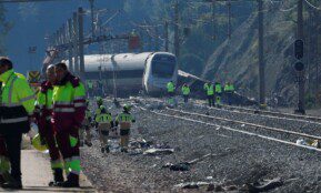 Galutinis traukinių susidūrimo Ispanijoje aukų skaičius – 45. EPA-ELTA