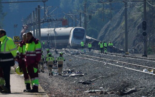 Tyrimas atskleidė naujų detalių: kas galėjo lemti tragišką traukinių avariją Ispanijoje