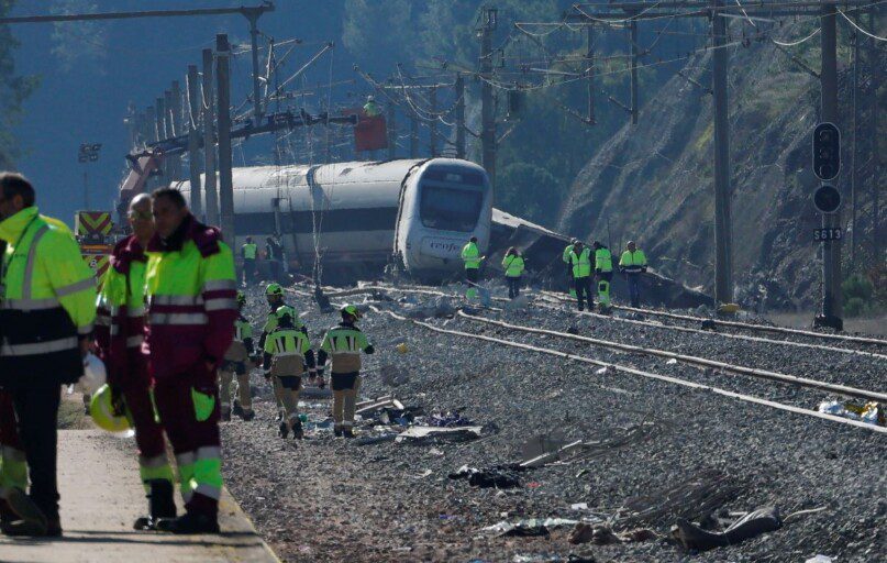 Galutinis traukinių susidūrimo Ispanijoje aukų skaičius – 45. EPA-ELTA