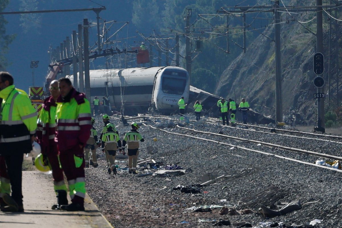 Tyrimas atskleidė naujų detalių: kas galėjo lemti tragišką traukinių avariją Ispanijoje