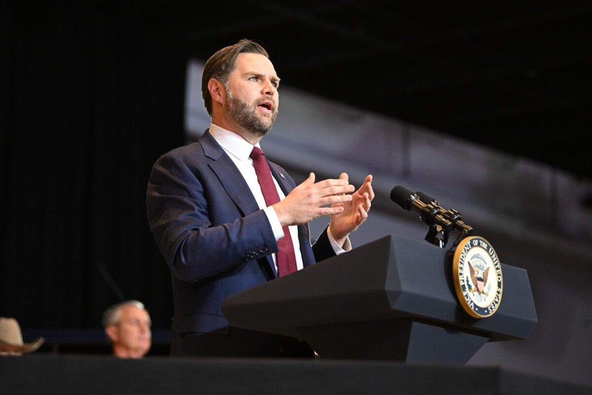 Trumpas siunčia Vance’ą į Kaukazą: JAV įsitraukia į taikos įtvirtinimą tarp Armėnijos ir Azerbaidžano