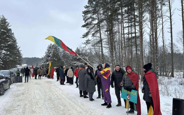Gyva siena prieš poligoną: Kapčiamiesčio bendruomenės protestas pasiekė įspūdingą mastą