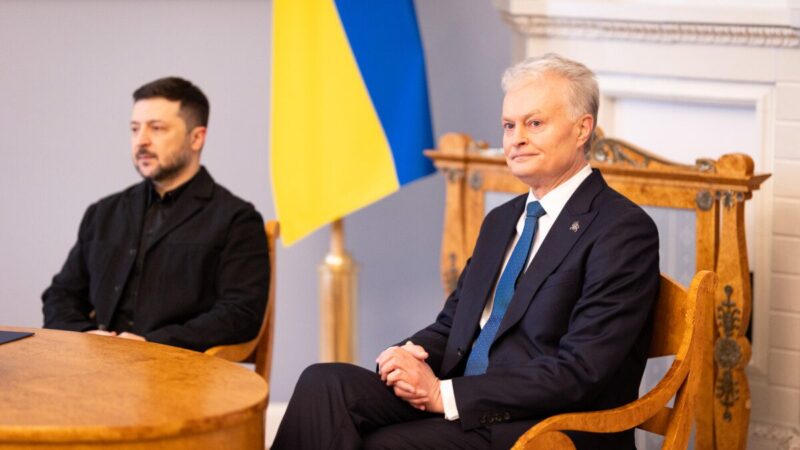 Nausėda su Zelenskiu aptarė taikos derybų eigą ir tolesnę karinę paramą Ukrainai