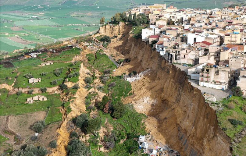 Po nuošliaužos Sicilijoje evakuota daugiau nei 1000 žmonių. EPA-ELTA nuotr.