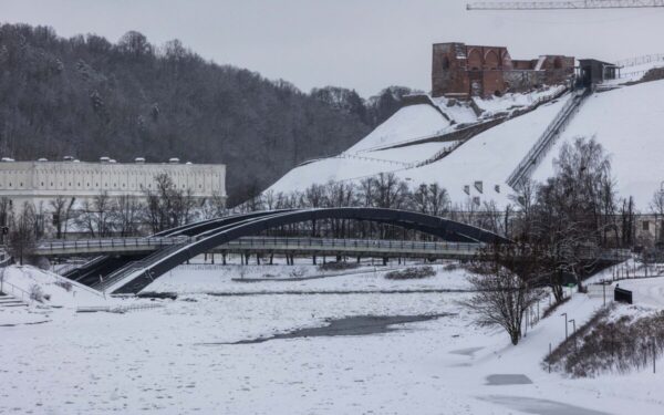 Stingdantis šaltis sukaustė Lietuvą: sinoptikai pasakė, kur šiąnakt buvo šalčiausia