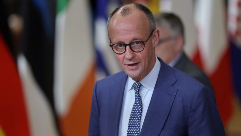 Vokietijos kancleris skeptiškas dėl Macrono plano: karas baigsis tik Maskvai išsekus