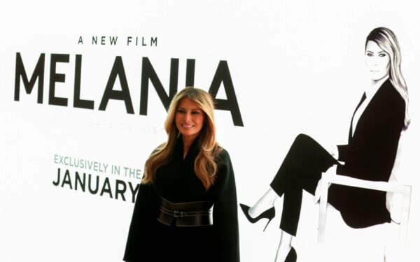 Milijoninis „Amazon“ sandoris ir kalbos apie tuščias sales: pristatytas filmas apie Melanią Trump