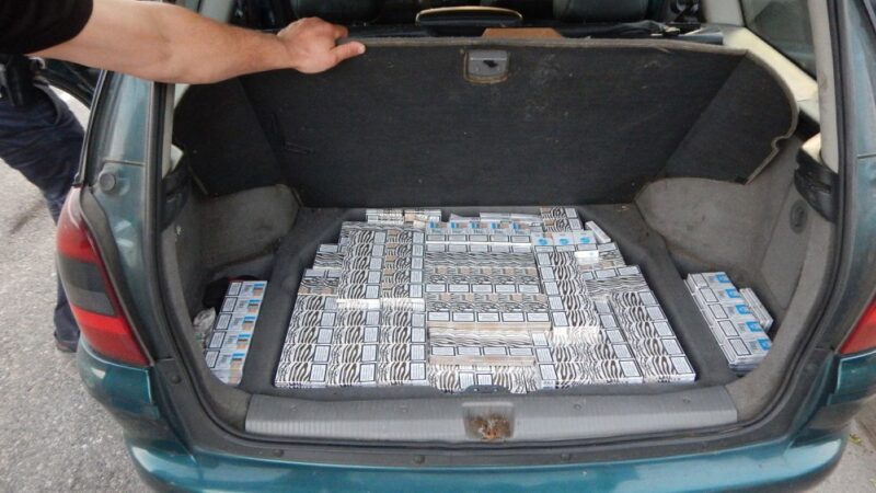 Šimtai dėžių ir tūkstančiai pakelių: teisėsauga kirto kontrabandai, bet ar tai tik ledkalnio viršūnė?