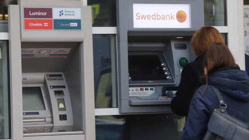 Liksite be grynųjų pinigų: šalyje neliks bankomatų, gyventojams teks prisitaikyti prie pokyčių