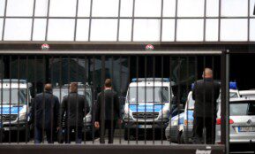 Vokietijos teisėsauga atlieka kratą "Deutsche Bank" biuruose dėl galimo pinigų plovimo. EPA-ELTA nuotr.