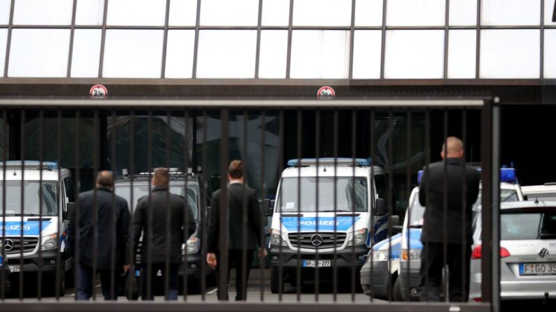 Kratos „Deutsche Bank“ būstinėje: tyrimas dėl galimo pinigų plovimo, minimas Rusijos oligarchas