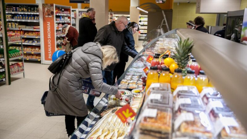 Ar ir jūs taip darote parduotuvėje? Darbuotojai siunčia svarbią žinią, kuri gali pakeisti jūsų įpročius