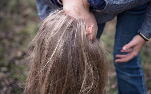 Paprastas pasirinkimas, bet svarbios pasekmės: specialistų patarimai, kaip plauti plaukus teisingai