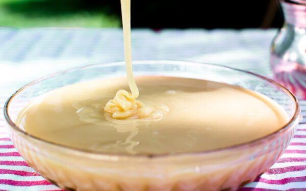 Tik 3 ingredientai ir vos 15 minučių: pasigaminkite naminį sutirštintą pieną be jokių priedų