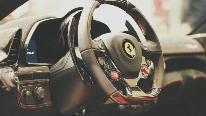 Tylus ir modernus „Ferrari Luce“ pribloškia interjeru, tačiau fanų širdis laimi visiška klasika